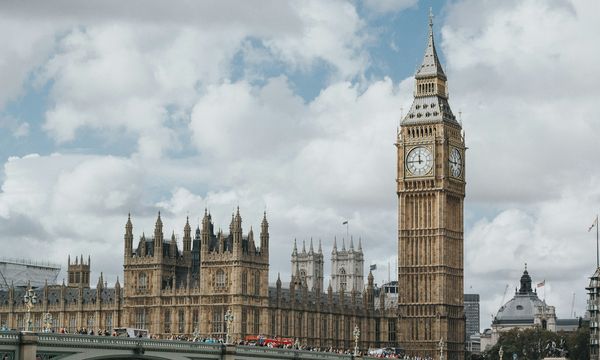Elizabeth Tower und Houses of Parliament an der Themse