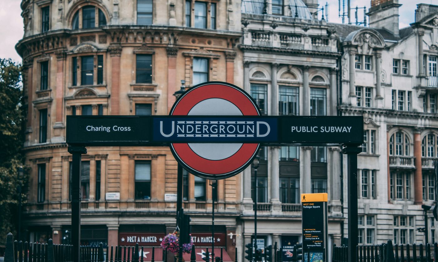 Schild der London Underground an einer Station